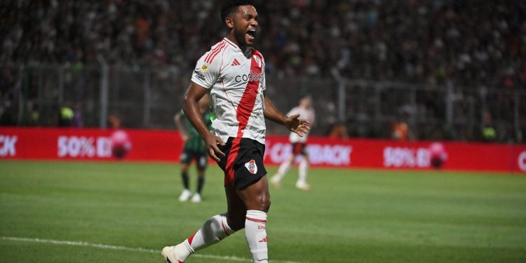 River encontró el triunfo en San Juan y se acerca a la punta
