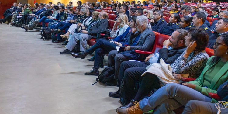 Taiana: «El Gobierno insiste en hacer todo lo contrario al interés nacional»