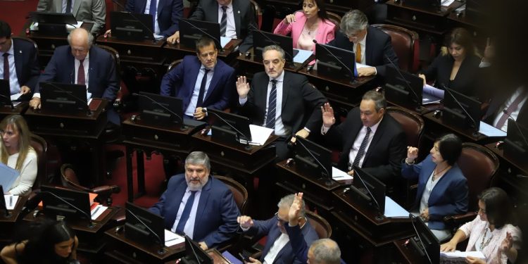 Tras la suspensión de las PASO, el Senado convirtió en ley el juicio en ausencia