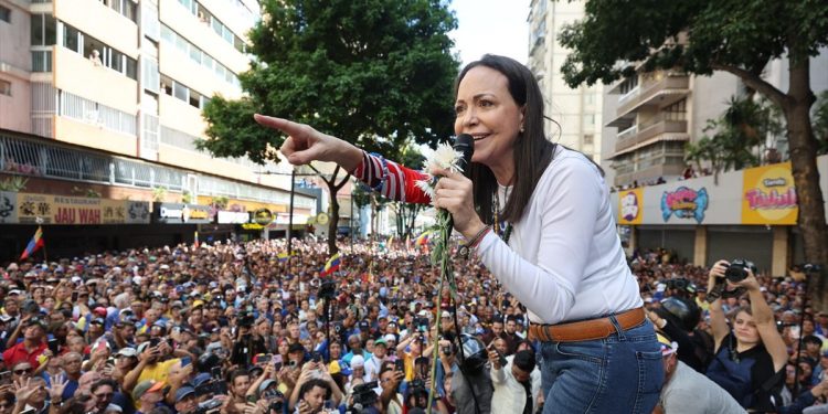 Venezuela: María Corina Machado denunció que están “tratando de entrar a la fuerza” a su hogar en Caracas