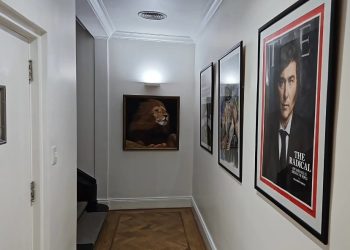 Wolverine, un león peinado por la mano invisible del mercado y la tapa motosierra de Time: Milei armó en Olivos una galería de cuadros de sí mismo