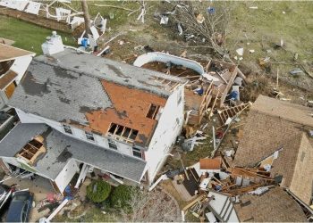 Alerta en EEUU por trágico temporal: tornados e incendios provocaron al menos 26 muertos