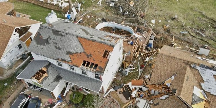 Alerta en EEUU por trágico temporal: tornados e incendios provocaron al menos 26 muertos