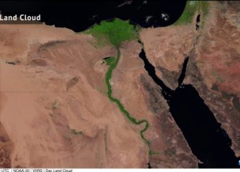 Así se ve el río Nilo iluminado por la noche desde el cielo