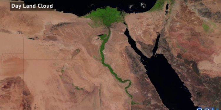 Así se ve el río Nilo iluminado por la noche desde el cielo