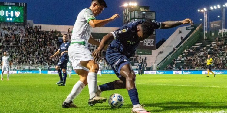 Banfield e Independiente no se sacaron diferencias en la reanudación del partido suspendido