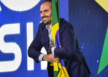 Brasil: uno de los hijos de Jair Bolsonaro, Eduardo, renuncia temporalmente a su banca de diputado y se radica en EEUU