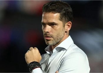 Clima tenso en la Bombonera: silbidos para Gago y Rojo