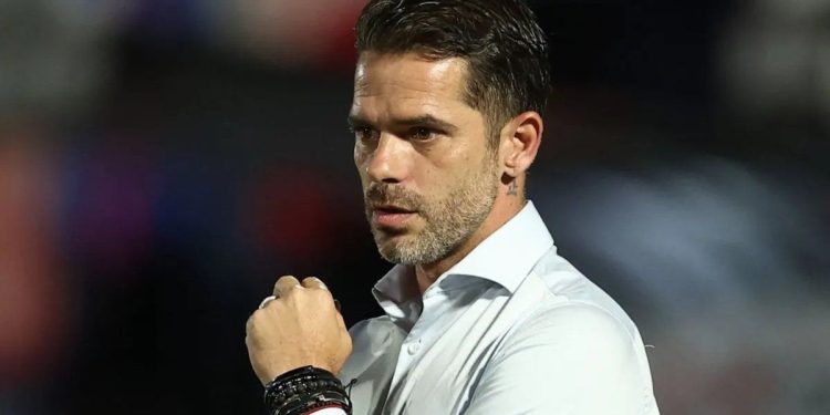 Clima tenso en la Bombonera: silbidos para Gago y Rojo