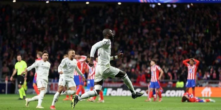 Con drama y polémica, Real Madrid venció al Atlético en los penales y sigue en la Champions League