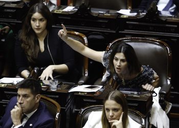 Con el Congreso sitiado, el Gobierno logró el respaldo de Diputados para un acuerdo por DNU con el FMI