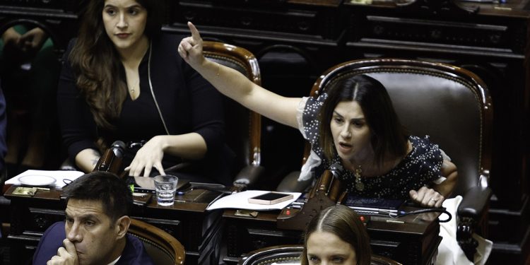 Con el Congreso sitiado, el Gobierno logró el respaldo de Diputados para un acuerdo por DNU con el FMI