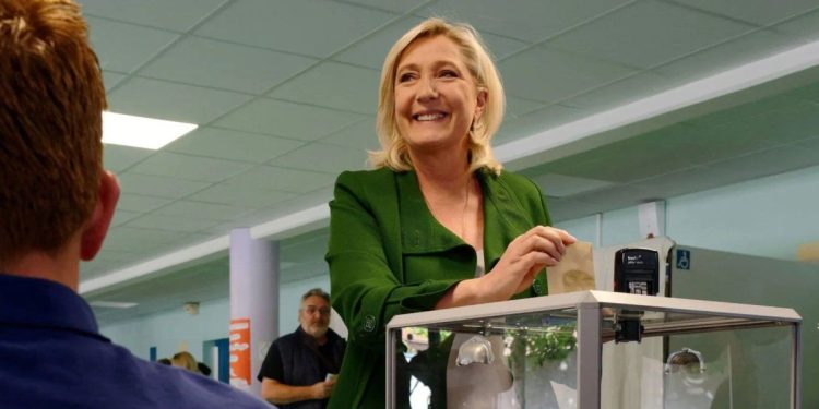 Condenan a Marine Le Pen por desvío de fondos del Parlamento Europeo y compromete su candidatura a la presidencia