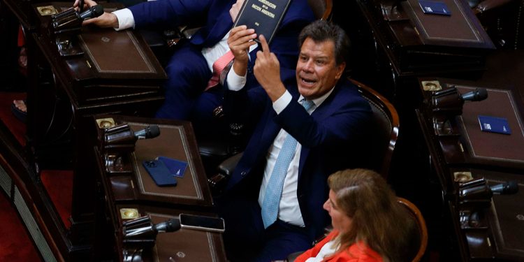 Congreso: Milei agredió a Manes en su discurso y Santiago Caputo lo amenazó fuera del recinto