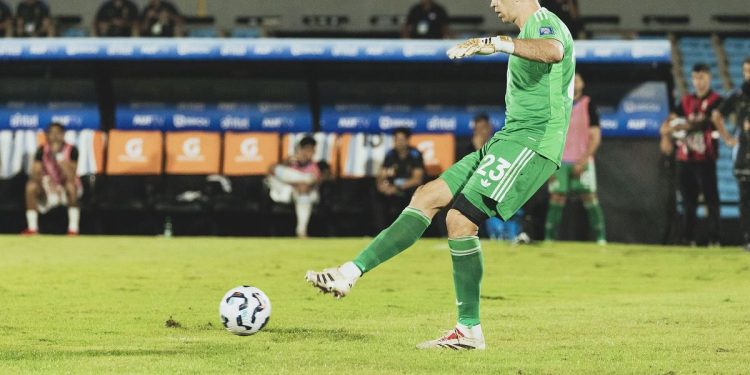 “Dibu” Martínez alcanzó una marca histórica en la Selección en la antesala de un clásico definitorio