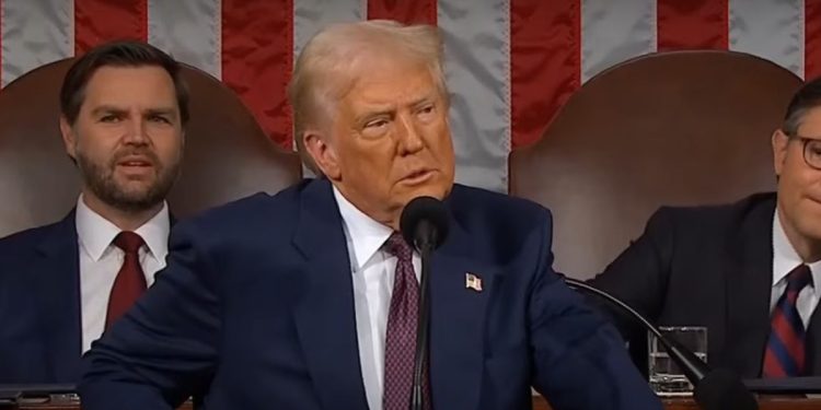 Donald Trump defendió los recortes del gasto, los aranceles y los cambios en política de género: “EEUU está devuelta”