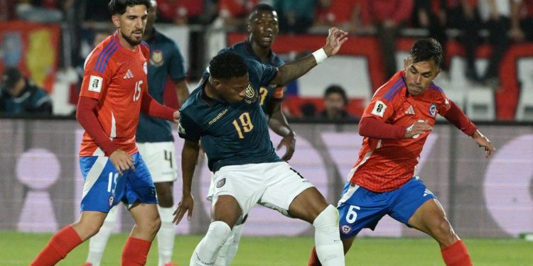 Ecuador logró un punto que vale mucho ante un Chile que se queda sin margen