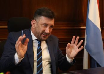 Edgardo Kueider, más complicado: revelan imágenes contando fajos de dólares