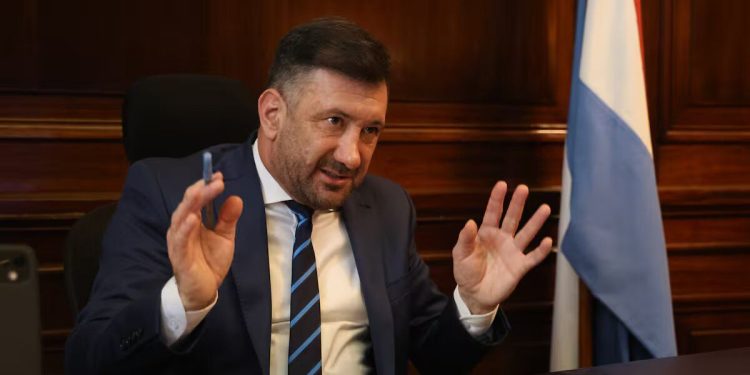 Edgardo Kueider, más complicado: revelan imágenes contando fajos de dólares