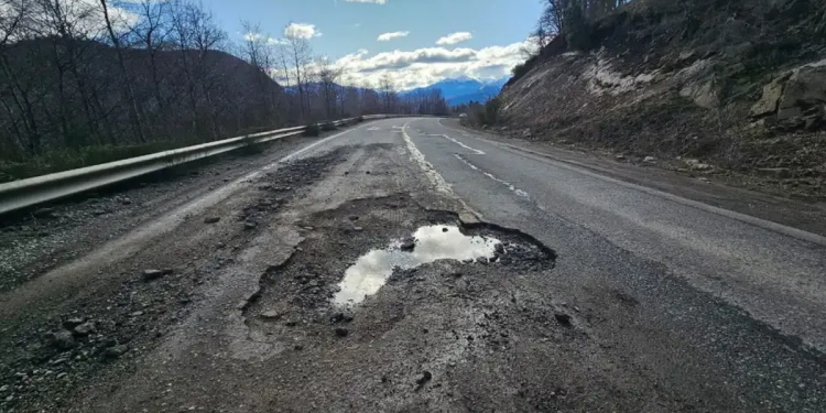 En medio de la paralización, el secretario de Obras Públicas volvió a faltar a la convocatoria en Diputados