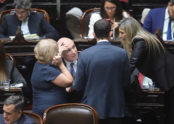 En otra jornada con protestas, el Congreso avanza con endeudamiento con el FMI