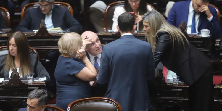 En otra jornada con protestas, el Congreso avanza con endeudamiento con el FMI