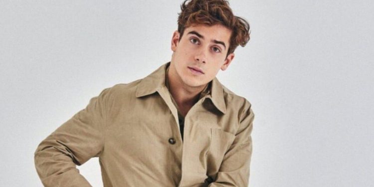 Franco Colapinto posó para una exclusiva marca antes de volver a las pistas: “Ojo que voy con ropita nueva”