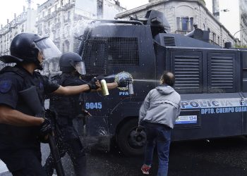 Imágenes de la brutal represión: gases, balas de goma y carros hidrantes