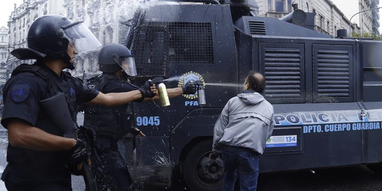 Imágenes de la brutal represión: gases, balas de goma y carros hidrantes