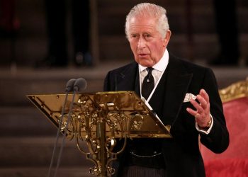 Internaron nuevamente al rey Carlos III por efectos de su tratamiento contra el cáncer