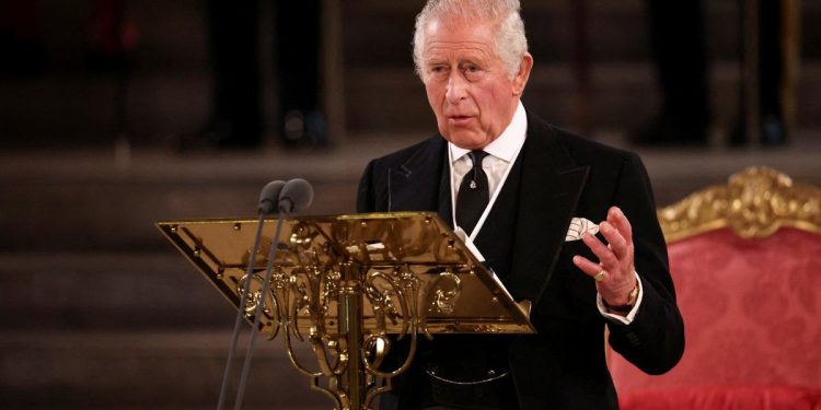 Internaron nuevamente al rey Carlos III por efectos de su tratamiento contra el cáncer