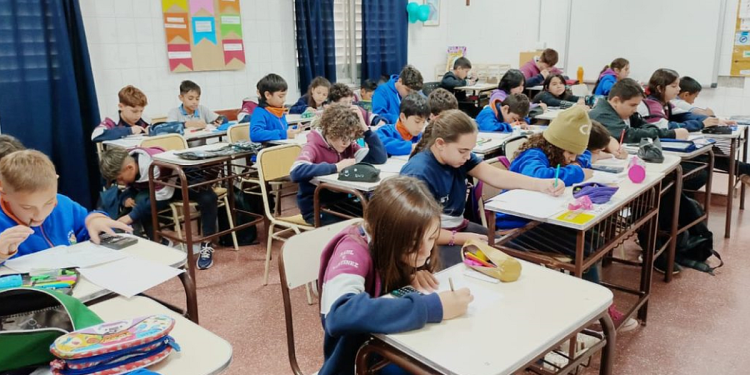 La Inteligencia Artificial creó una estrategia para no llegar tarde al colegio y es muy fácil de cumplir