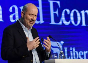 La seguridad vial de La Libertad Avanza: menos rutas, más coches automatizados