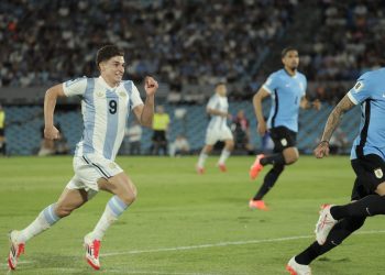 La Selección creció y domina, pero no puede quebrar a Uruguay