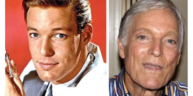 La vida de Richard Chamberlain: de la historia de amor prohibido de un cura a las duras revelaciones sobre su infancia