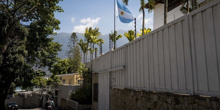 Los asilados en la Embajada argentina en Venezuela denuncian falta de luz, agua y comida