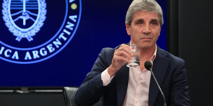 Luis Caputo ratificó el rumbo económico, habló del futuro y apuntó contra la oposición