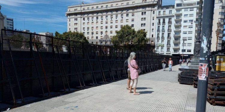 Marcha de jubilados en el Congreso y debate por el DNU del FMI, en vivo: controlan accesos y el Gobierno anticipa que va a reprimir “actos de violencia”