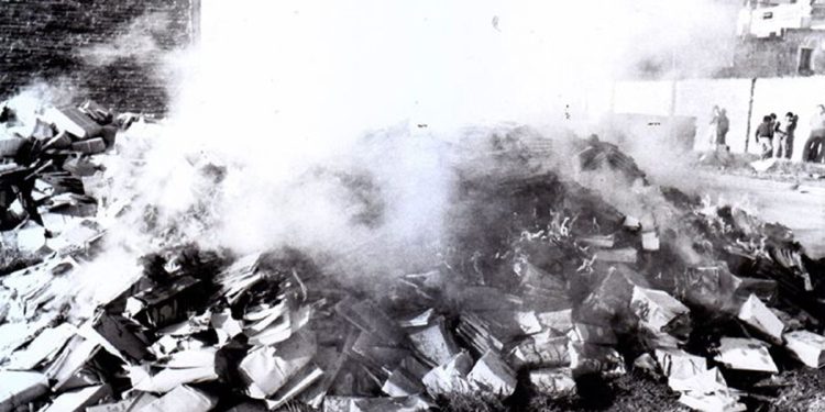 Memoria encendida: cómo fue la quema de libros que hicieron los militares en la localidad de Sarandí