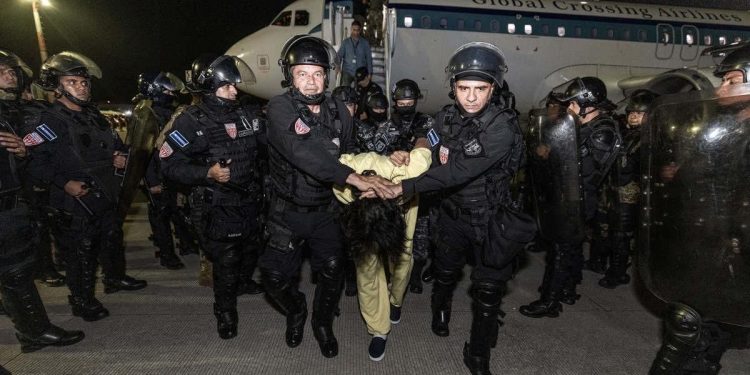 Miembros del Tren de Aragua deportados por Donald Trump llegaron a la megacárcel de Bukele en El Salvador