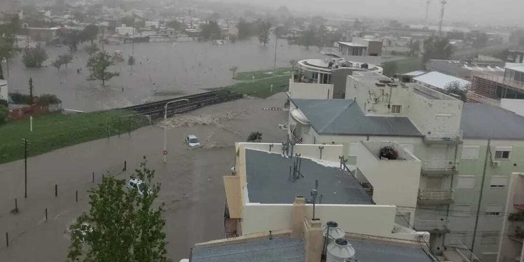 Nación y Provincia despliegan operativos por las fuertes inundaciones en Bahía Blanca