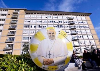 Nuevo parte médico del papa Francisco: “Alternó descanso y trabajo” pero el pronóstico sigue “reservado”