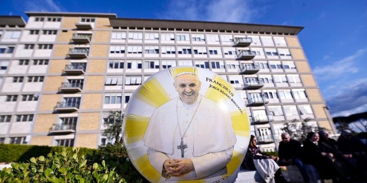 Nuevo parte médico del papa Francisco: “Alternó descanso y trabajo” pero el pronóstico sigue “reservado”