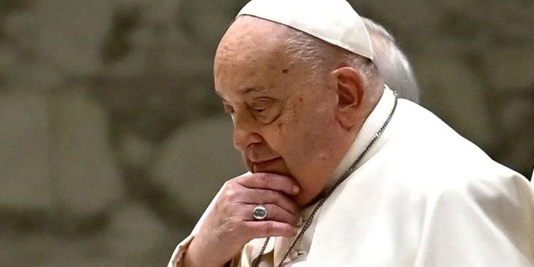 Papa Francisco: una de las personas más cercanas anticipa que deberá “volver a aprender a hablar”