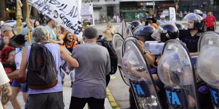 Patricia Bullrich advirtió que aplicará “medidas especiales” contra los hinchas que asistan a la marcha de jubilados