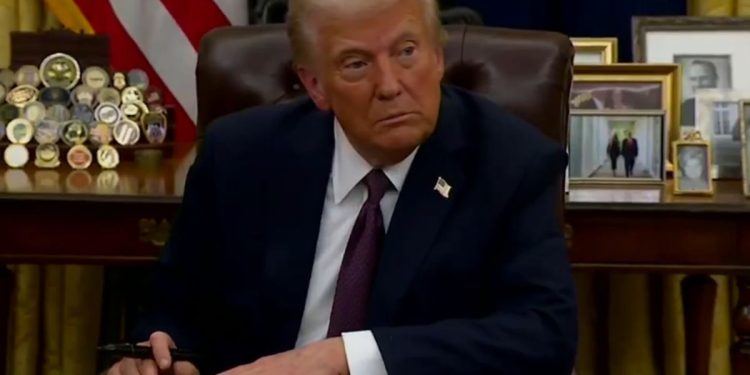 Por error, el gobierno de Donald Trump filtró su plan para invadir Yemen a un periodista en un chat