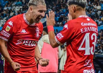 Racing no levanta cabeza en el Torneo Apertura y fue víctima de Huracán