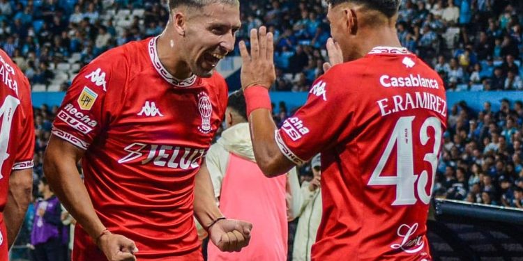 Racing no levanta cabeza en el Torneo Apertura y fue víctima de Huracán