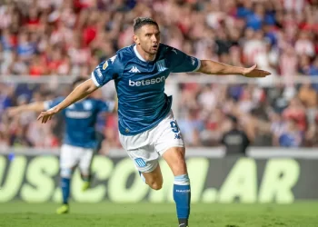 Racing sacó un triunfo imprevisto y se acerca a la zona de clasificación