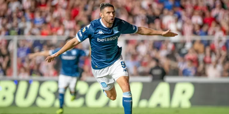 Racing sacó un triunfo imprevisto y se acerca a la zona de clasificación